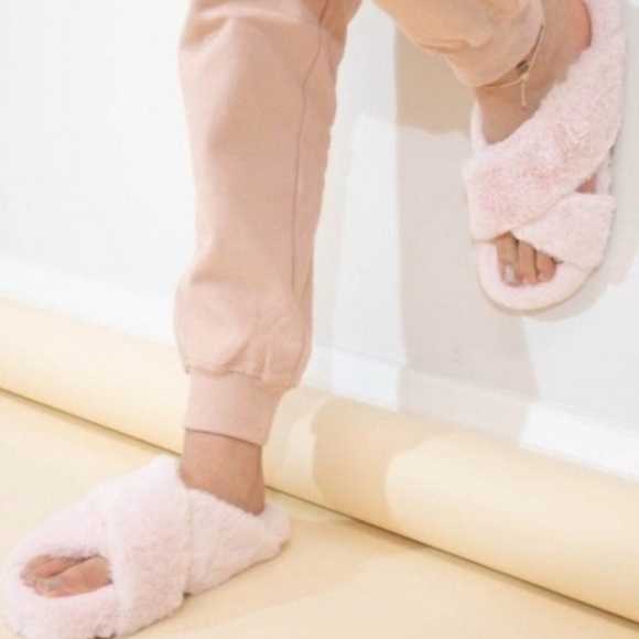 TOMS Susie white Faux Fur Slippers - Picture 2 of 2